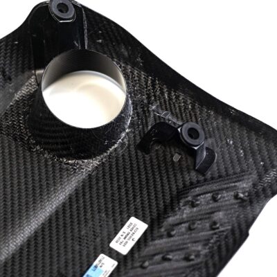 Rückansicht der OEM BMW M Performance Carbon Motorabdeckung - 11122413815
