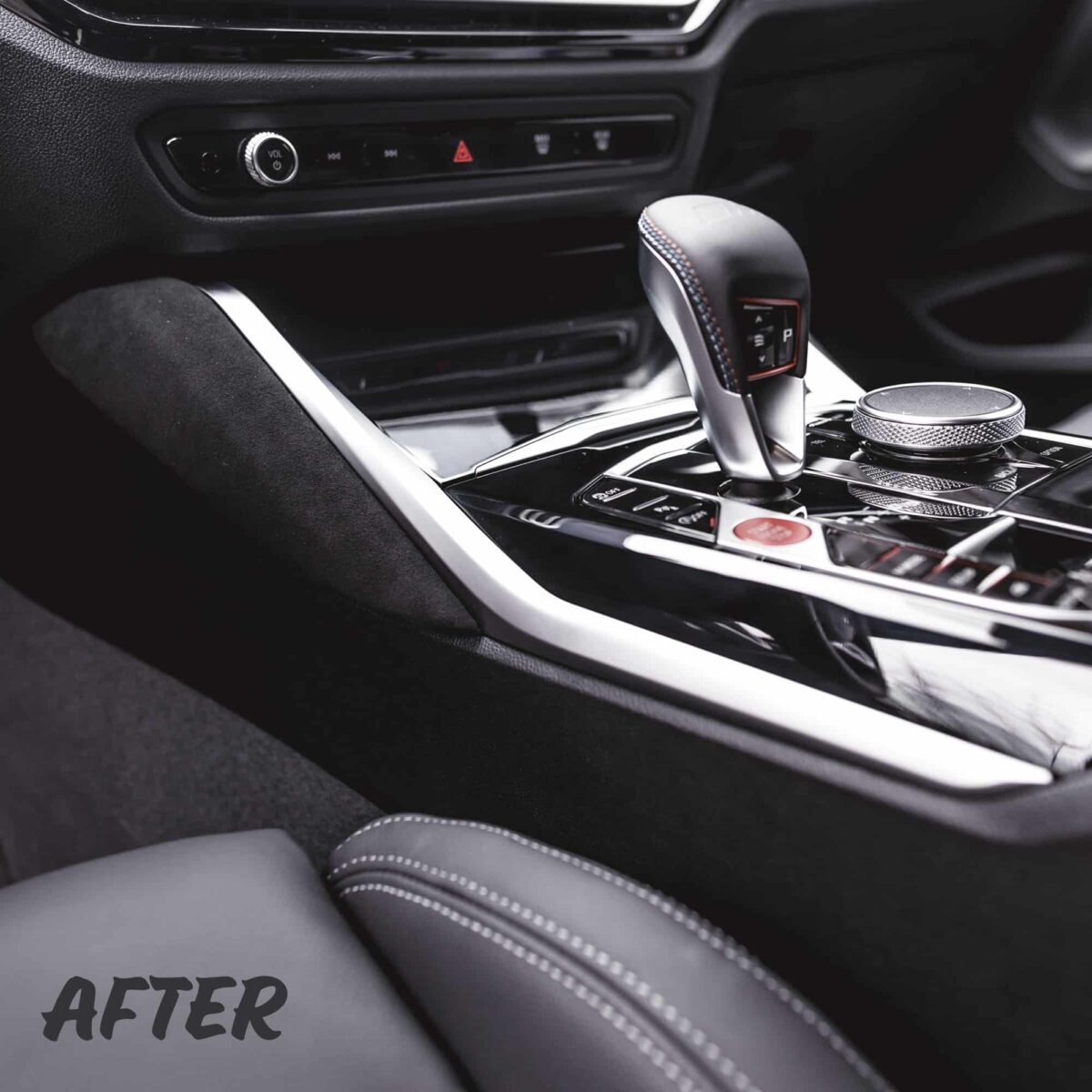 Ein Bild von OEM BMW M Performance Alcantara Kniepolster für BMW in einem BMW G87 M2 installiert - nach Schuss