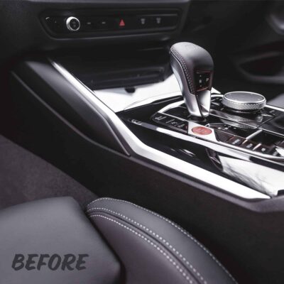 Ein Foto der Standard-Kniepolster vor dem Einbau der OEM BMW M Performance Alcantara-Kniepolster für einen BMW G87 M2