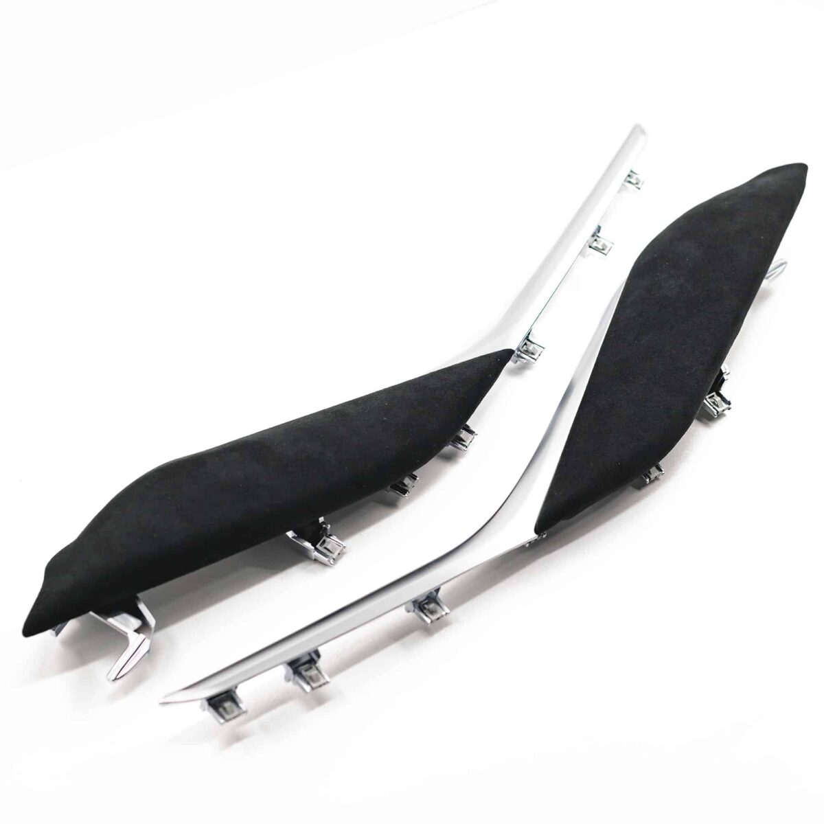 OEM M Performance Knieschoner für BMW G-Serie 51955A27343 nebeneinander auf weißem Hintergrund