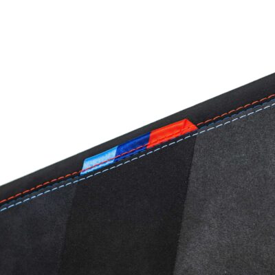 Original BMW M Performance Armlehne Alcantara 51165A5D595 Nahaufnahme der M Farben