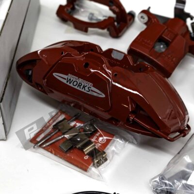 Nahaufnahme des OEM MINI JCW Big Brake Retrofit Kit JCW F5X - 34112352872