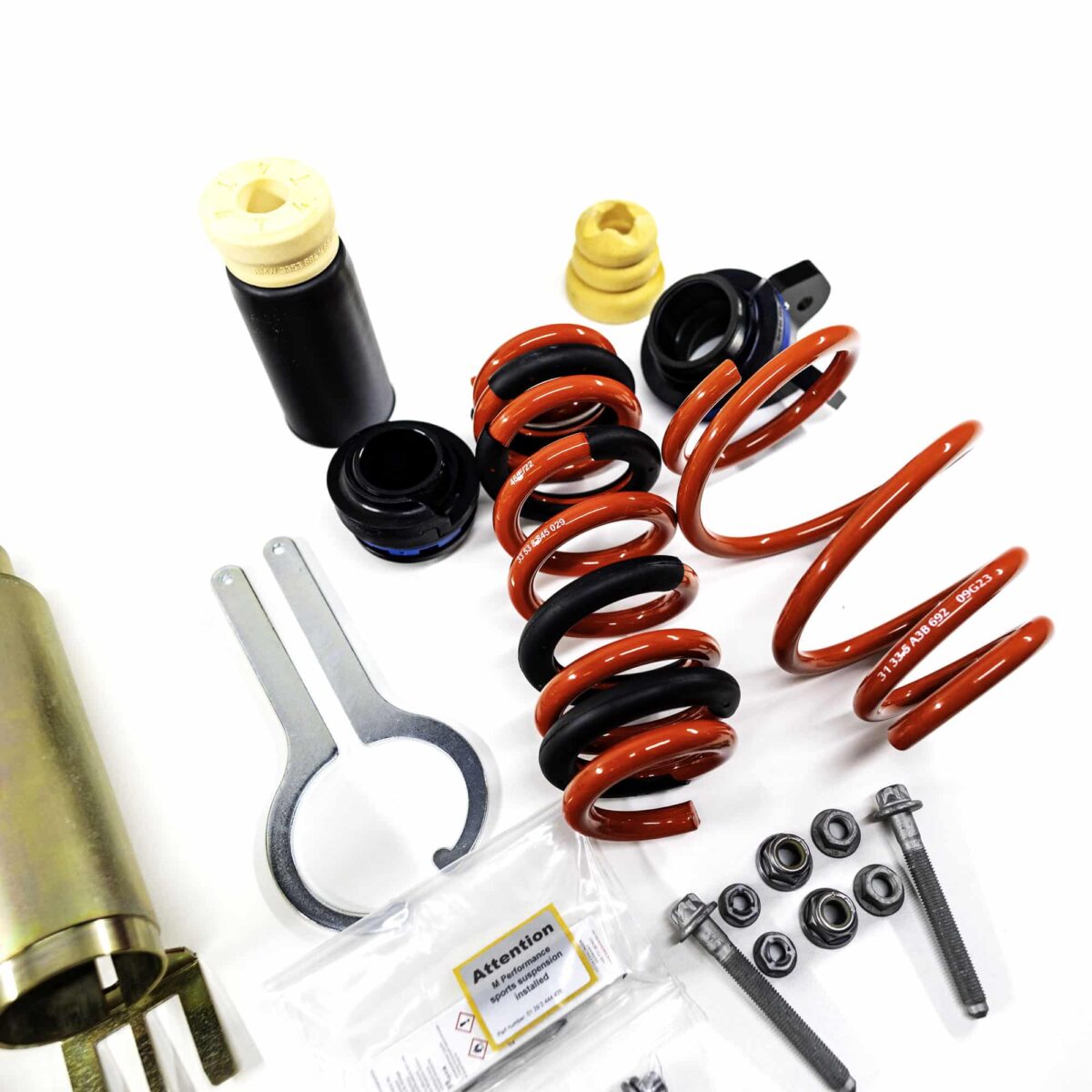 Nahaufnahme des OEM BMW M Performance Tieferlegungssatzes - 31305A2D979 mit den hinteren und vorderen Federn