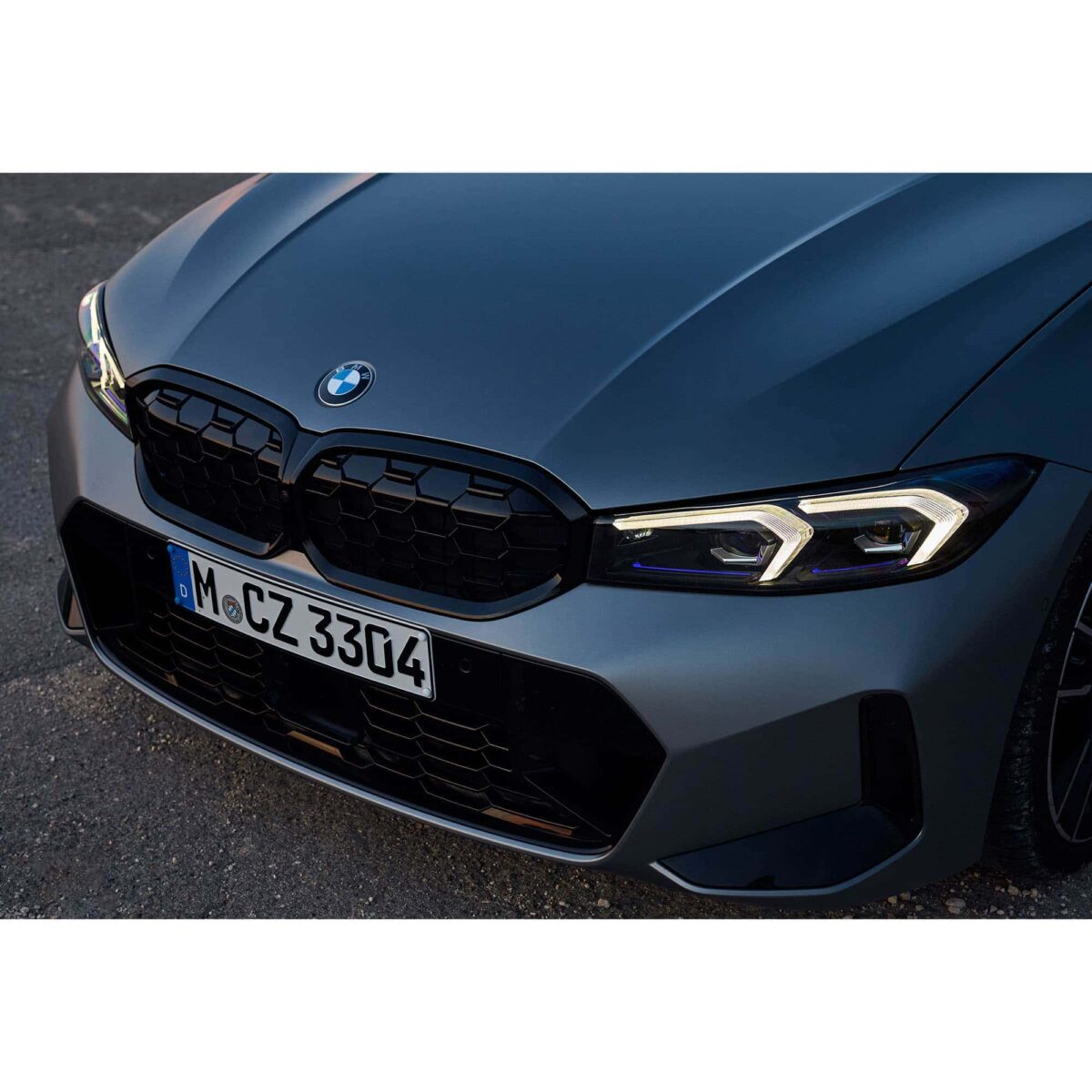 OEM BMW Gloss black front grille for BMW G20 and G21 LCI models 51 11 5 A1B FB2, 51 11 5 A1B FB1 mounted onto a BMW G20
