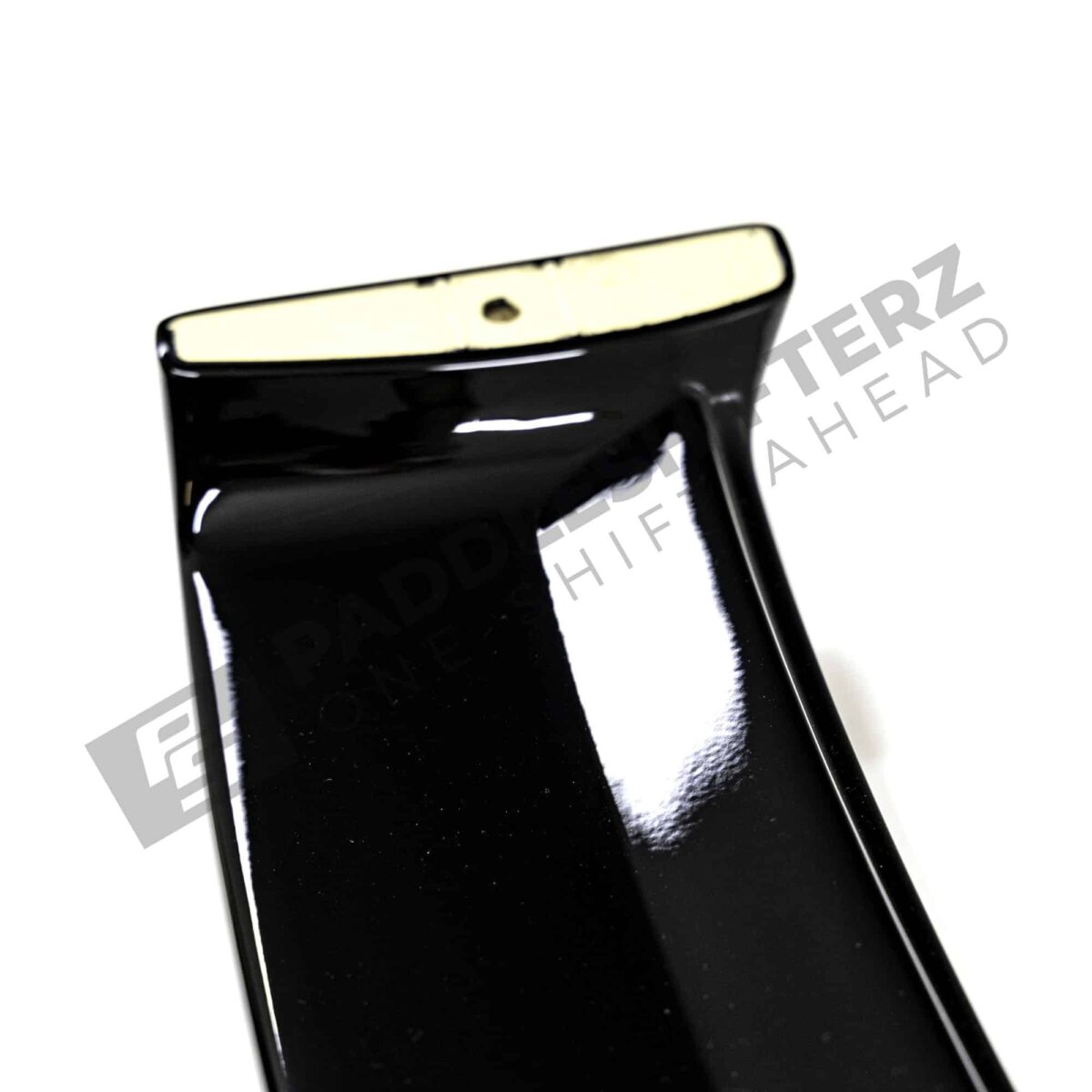 Nahaufnahme der Unterseite des OEM BMW M Performance G87 M2 schwarz Dachspoiler 51625A63C67