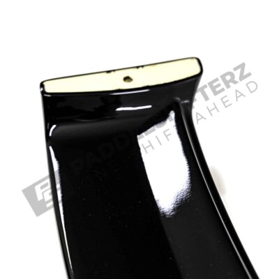 Nahaufnahme der Unterseite des OEM BMW M Performance G87 M2 schwarz Dachspoiler 51625A63C67