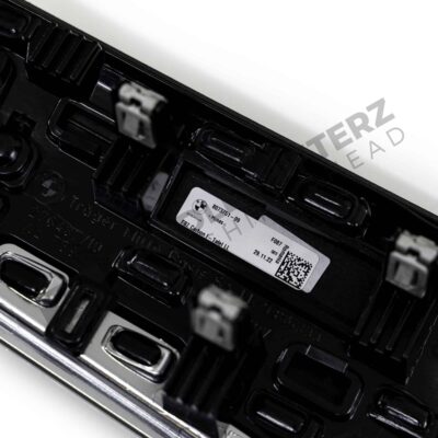 Nahaufnahme der PaddleShifterz OEM BMW M2 Carbonfaser Armaturenbrettverkleidung - 51458073751