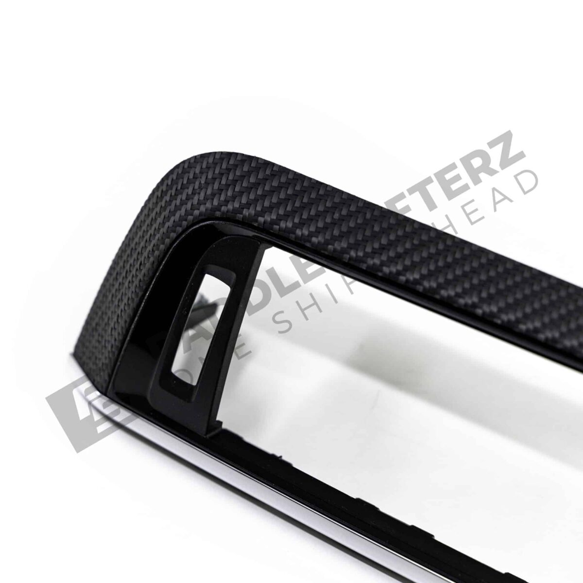 Nahaufnahme der Seite der PaddleShifterz OEM BMW M2 Carbonfaser Armaturenbrettverkleidung - 51458073751