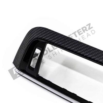 Nahaufnahme der Seite der PaddleShifterz OEM BMW M2 Carbonfaser Armaturenbrettverkleidung - 51458073751