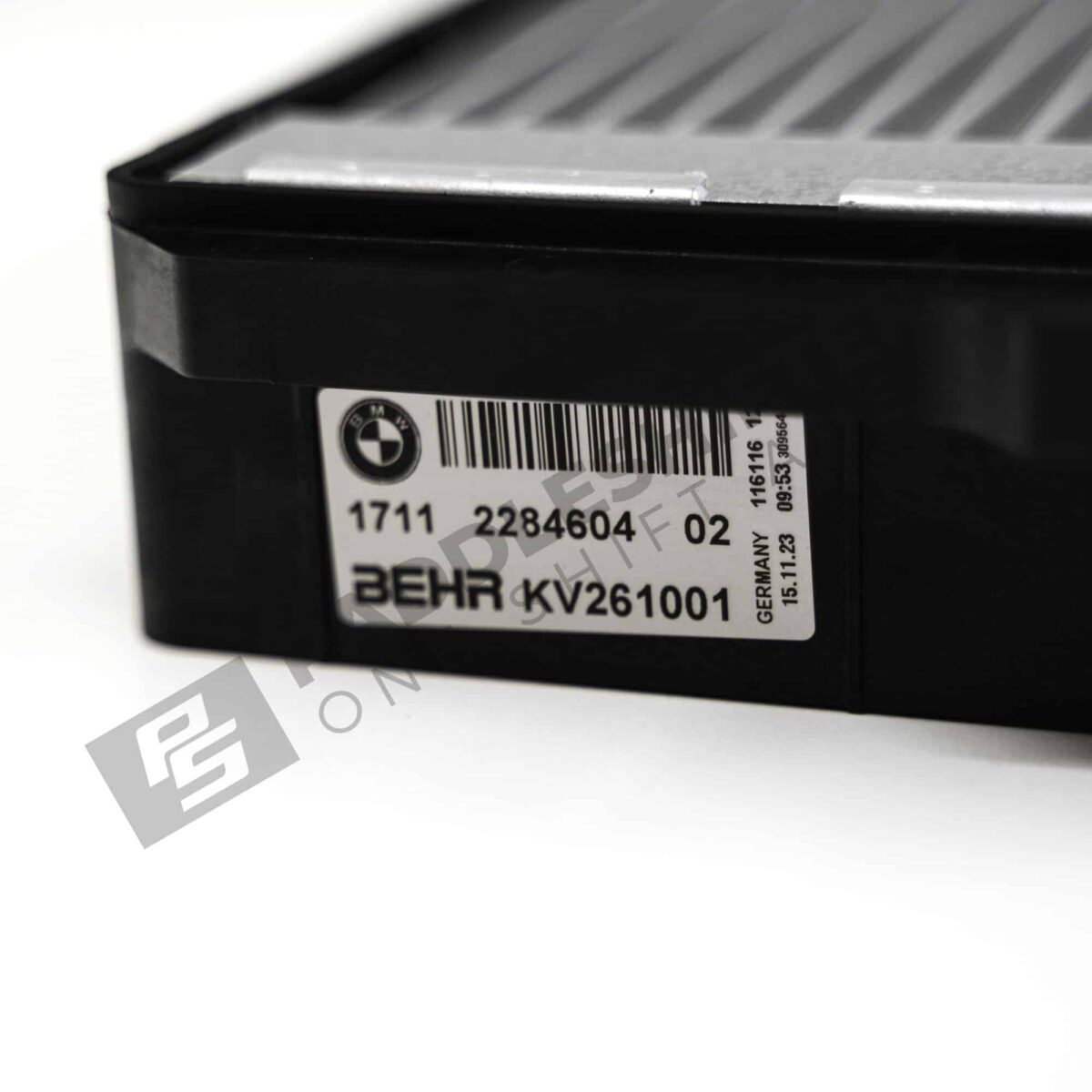 Nahaufnahme des OEM BMW F80, F82, F83, F87 Kühlmittelkühlers, rechte Seite - 17112284604