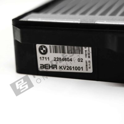 Nahaufnahme des OEM BMW F80, F82, F83, F87 Kühlmittelkühlers, rechte Seite - 17112284604