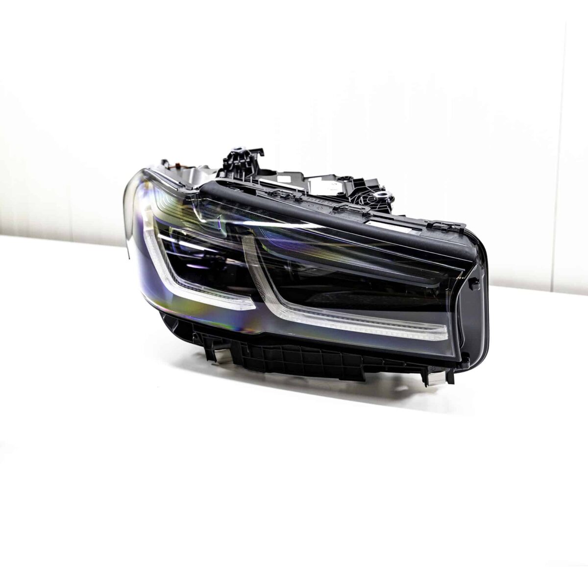 Frontansicht des OEM BMW F90 M5 CS Laserscheinwerfers, für Fahrzeuge mit Rechtslenkung, rechte Seite, auf weißem Hintergrund 63118086468