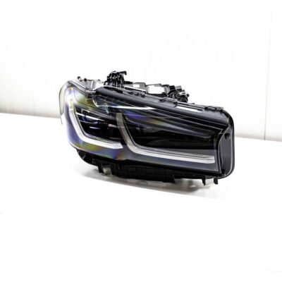 Frontansicht des OEM BMW F90 M5 CS Laserscheinwerfers, für Fahrzeuge mit Rechtslenkung, rechte Seite, auf weißem Hintergrund 63118086468