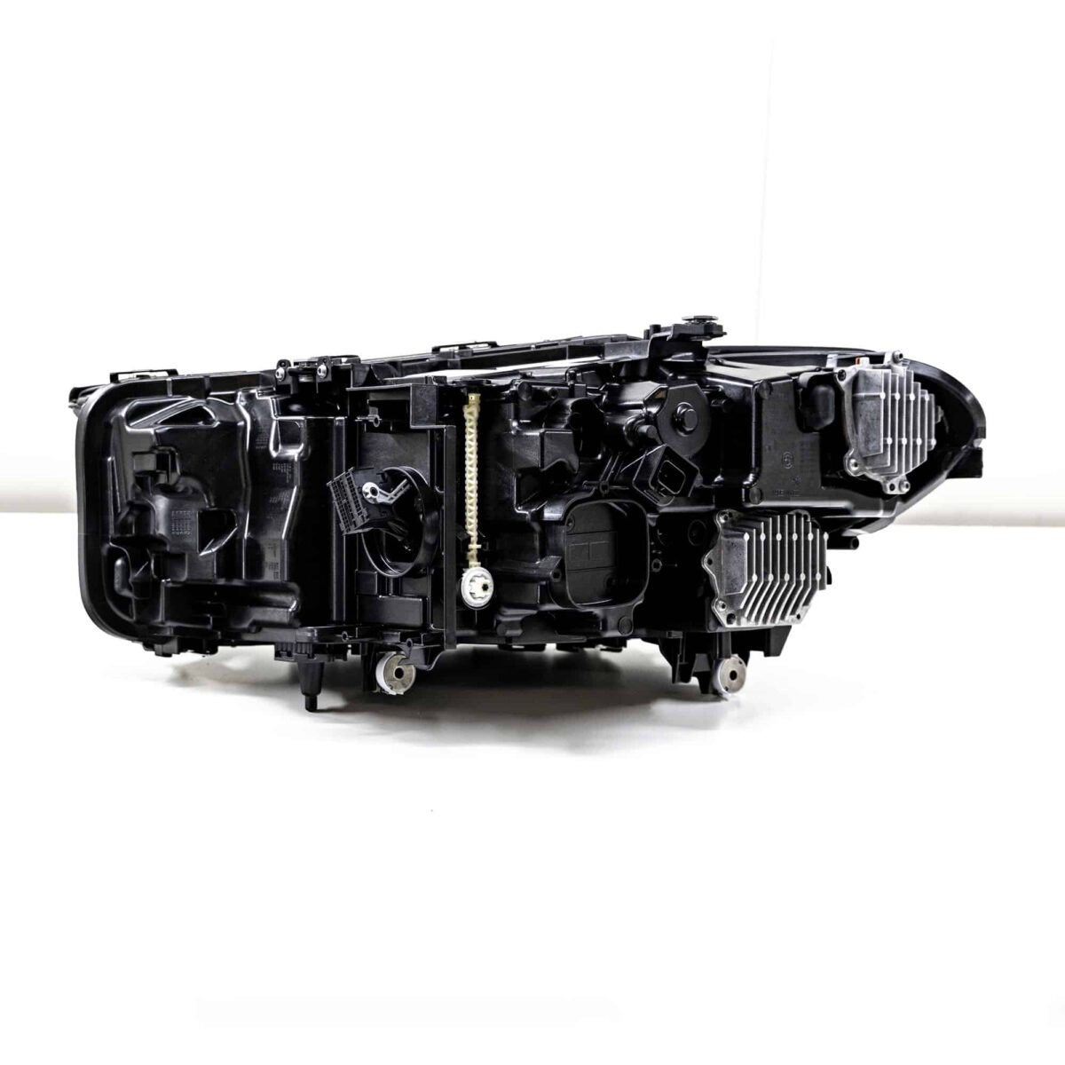 Rückansicht des OEM BMW F90 M5 CS Laserscheinwerfers, für Fahrzeuge mit Rechtslenkung, rechte Seite