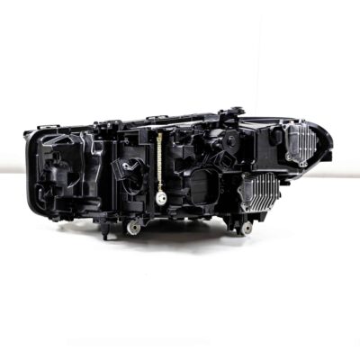 Rückansicht des OEM BMW F90 M5 CS Laserscheinwerfers, für Fahrzeuge mit Rechtslenkung, rechte Seite