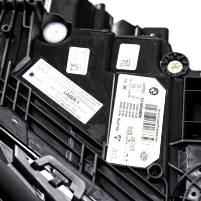 OEM BMW F90 M5 CS Laserscheinwerfer, für Rechtslenker, rechte Seite mit Nahaufnahme der Beschriftung