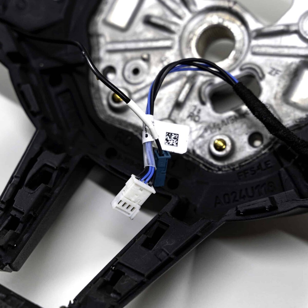Nahaufnahme des OEM BMW M4 Flachboden-Lederlenkrad, 32305A8A906