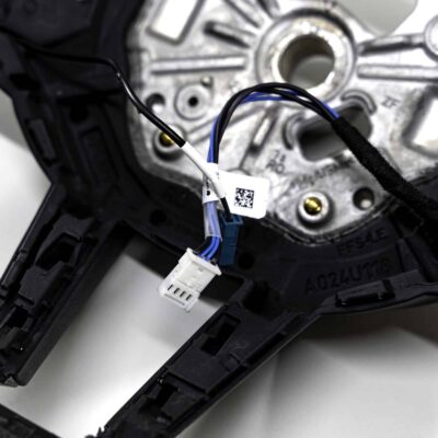 Nahaufnahme des OEM BMW M4 Flachboden-Lederlenkrad, 32305A8A906