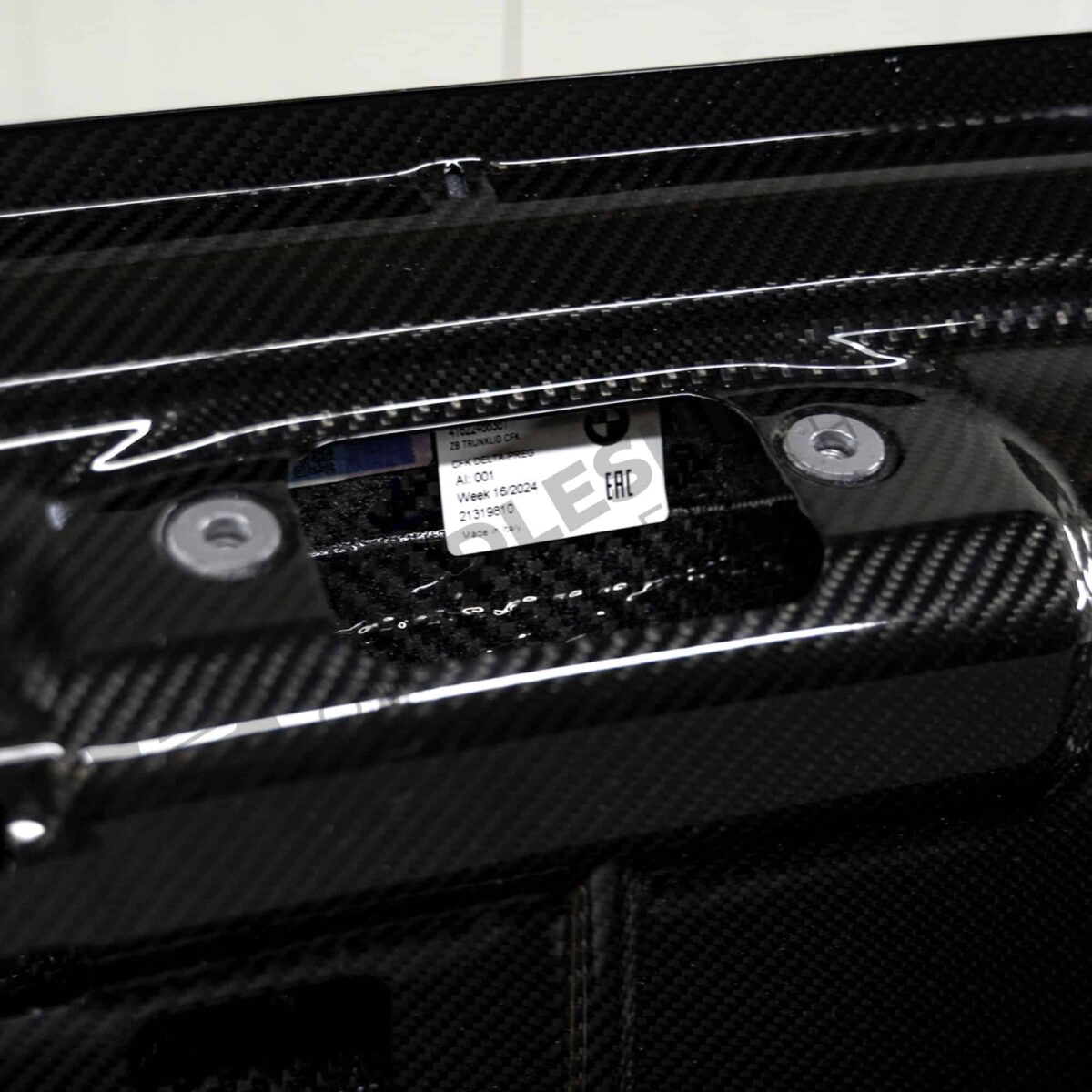 OEM BMW M Performance Carbon fiber trunk lid - 41622460278 shot of the closing mechanism