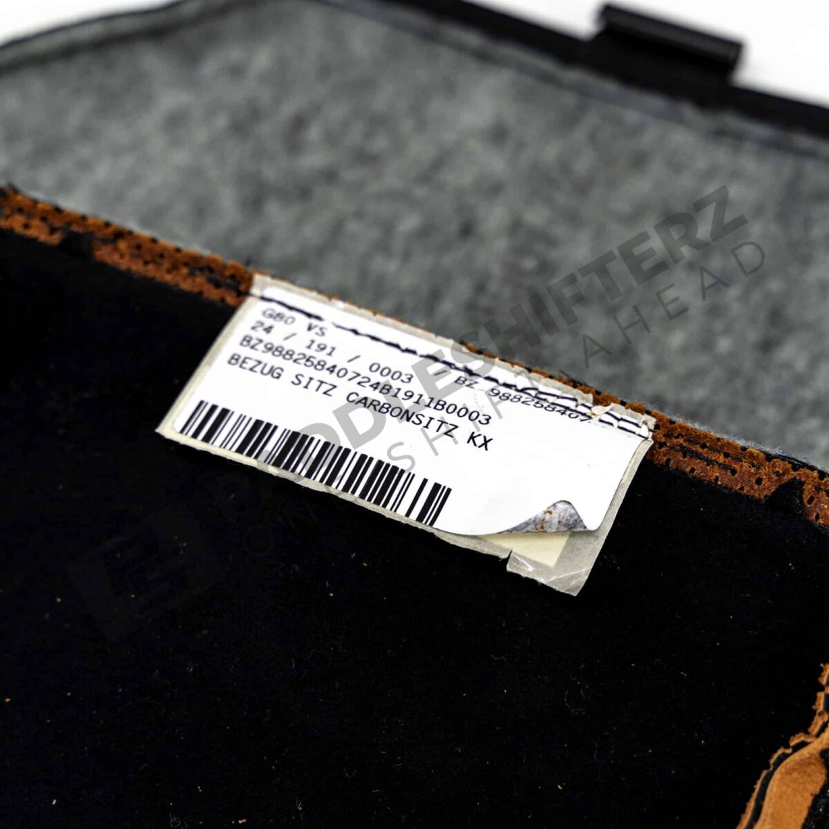 Nahaufnahme der OEM BMW Carbon Sitzbodenabdeckung Kyalami Orange 52109882584