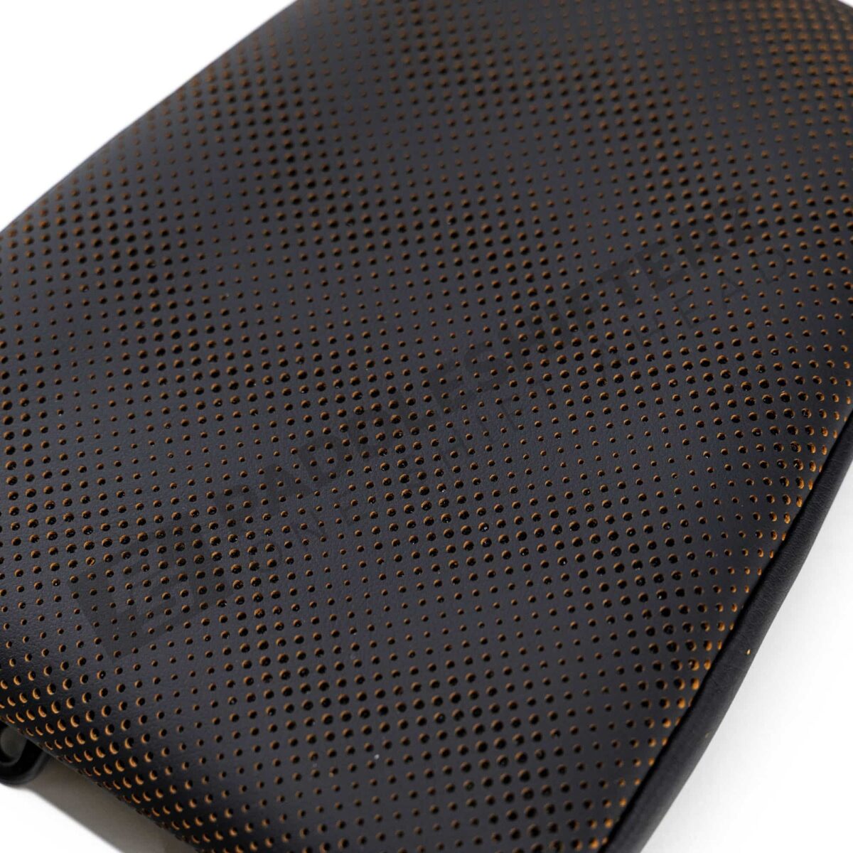 Nahaufnahme der OEM BMW Carbon Sitzkopfstütze Kyalami Orange - 52109882593