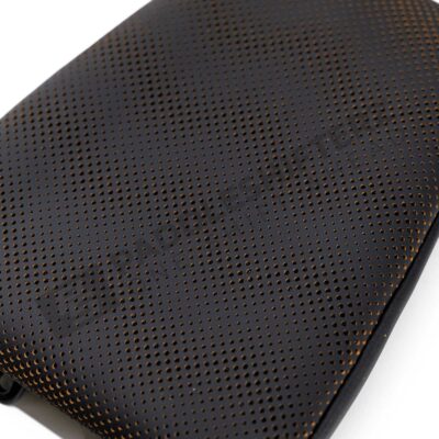 Nahaufnahme der OEM BMW Carbon Sitzkopfstütze Kyalami Orange - 52109882593
