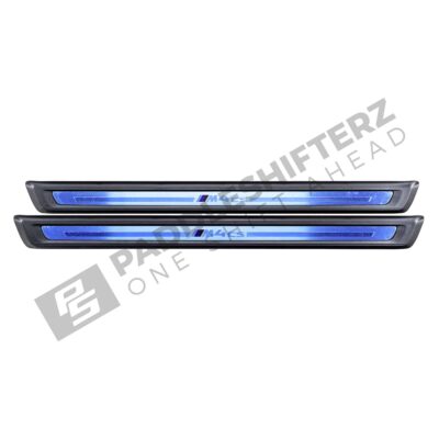 Blick von oben auf die beiden OEM BMW G82 M4 CS Einstiegsleisten - 51478086134