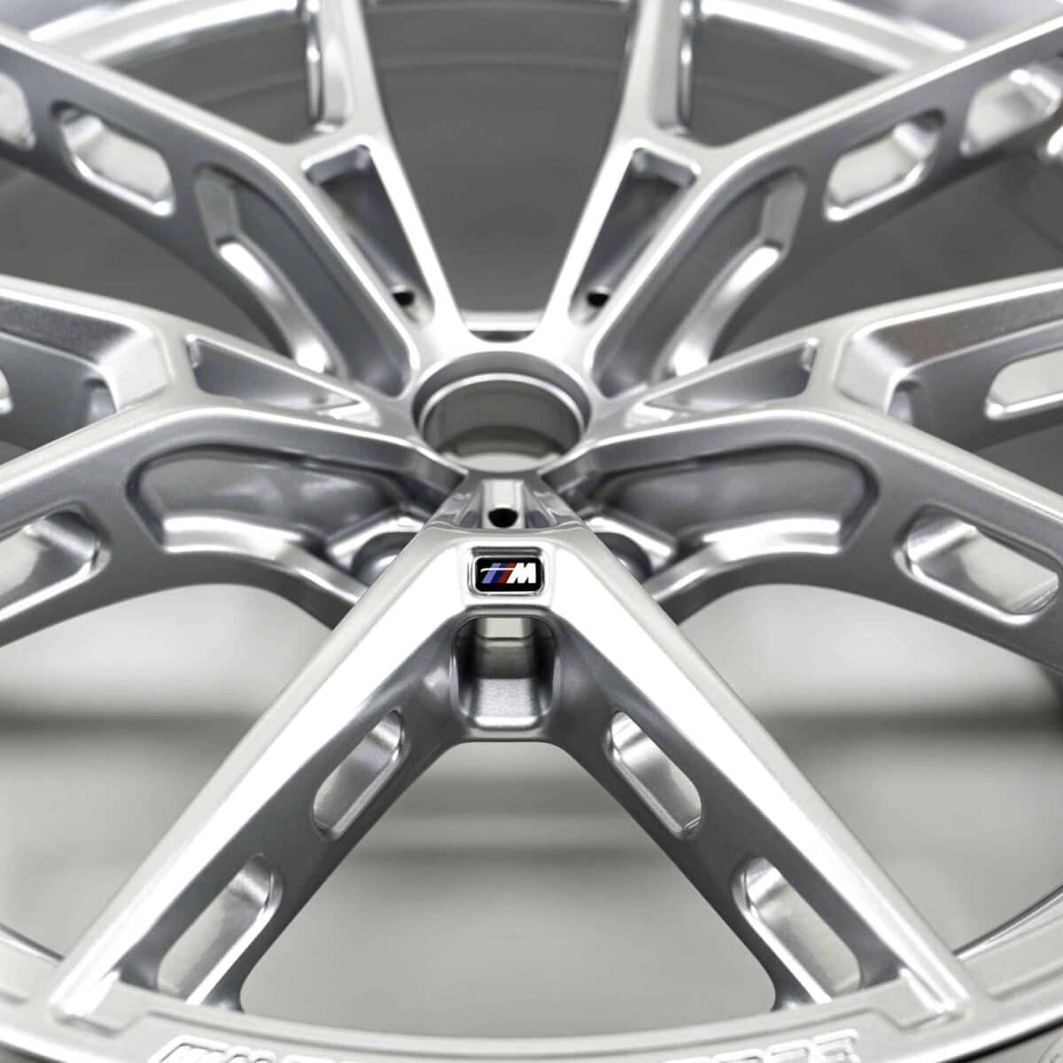 Close up view shot of the OEM BMW M Performance 1063M Rear wheel in size 10,5Jx21ET20 part number 36108089392