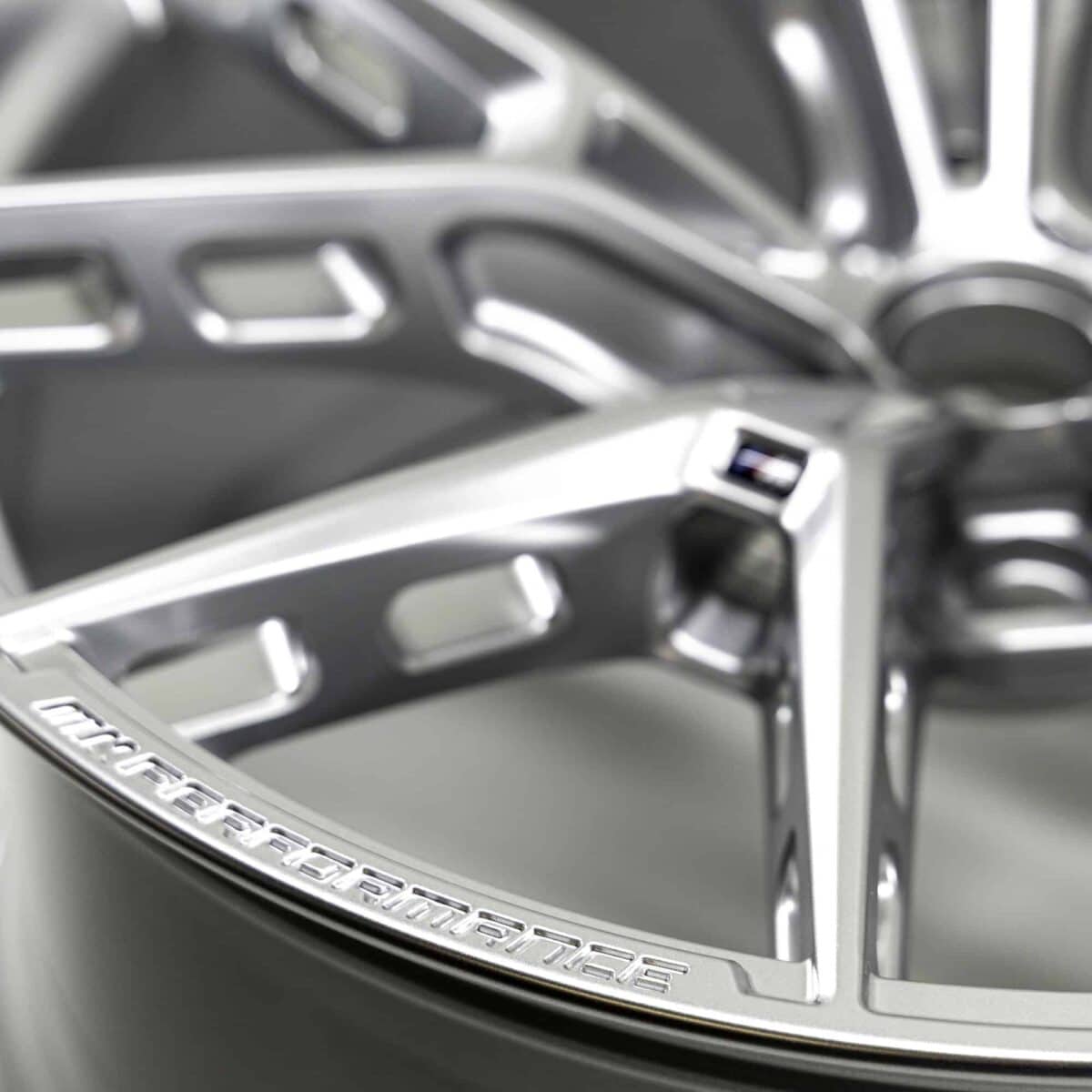Close up shot of the OEM BMW M Performance 1063M Rear wheel in size 10,5Jx21ET20 part number 36108089392 showing the M logo