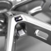 Nahaufnahme der OEM BMW M Performance 1063M Silber 9,5Jx20ET20 - 36108089391 Felge mit dem M Logo