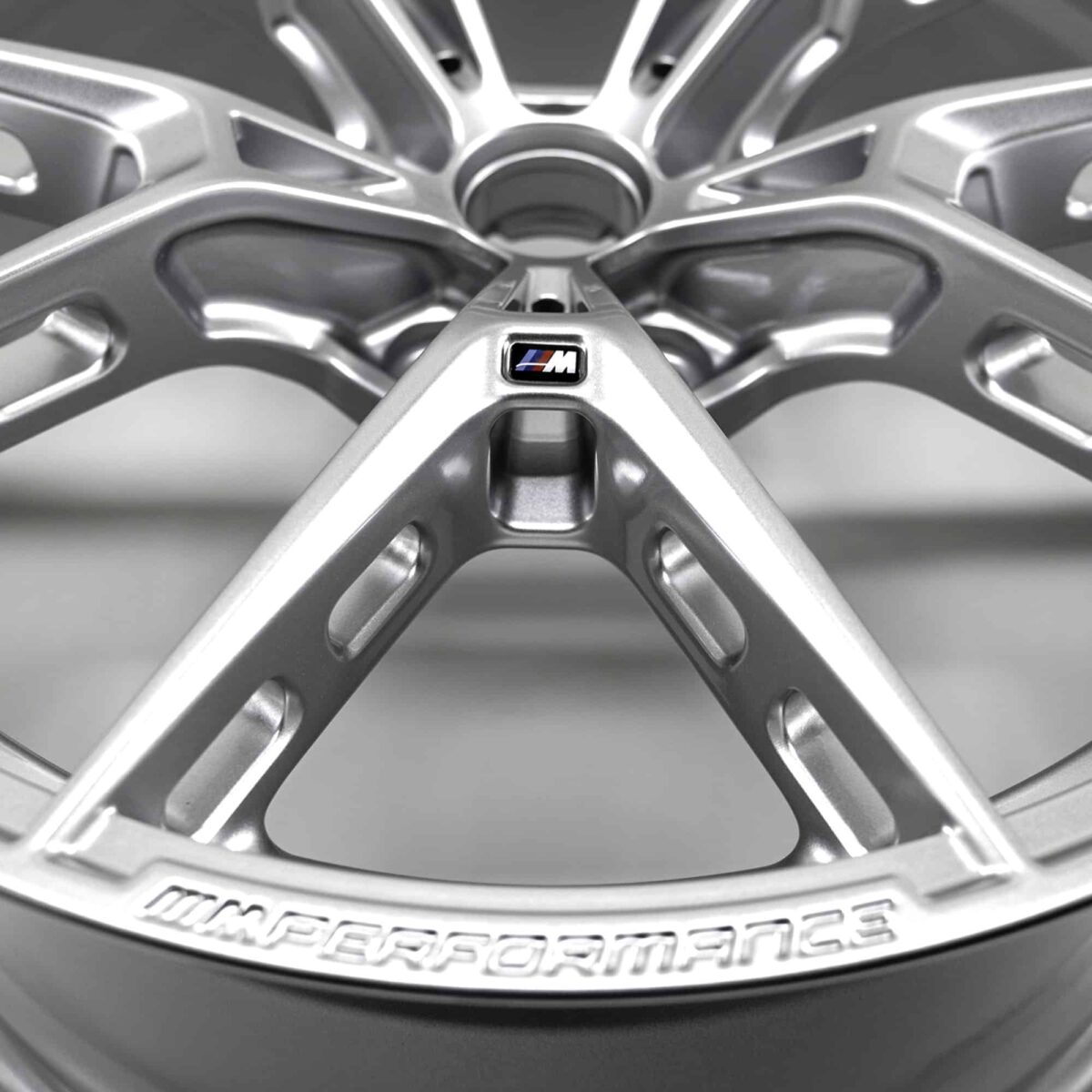 Nahaufnahme der OEM BMW M Performance 1063M Silber 9,5Jx20ET20 - 36108089391 Felge vorne