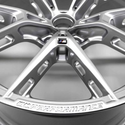 Nahaufnahme der OEM BMW M Performance 1063M Silber 9,5Jx20ET20 - 36108089391 Felge vorne