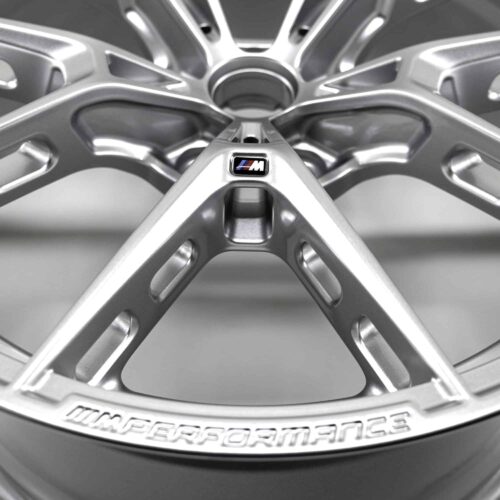 Close up shot of the OEM BMW M Performance 1063M Silver 9,5Jx20ET20 - 36108089391 front rim