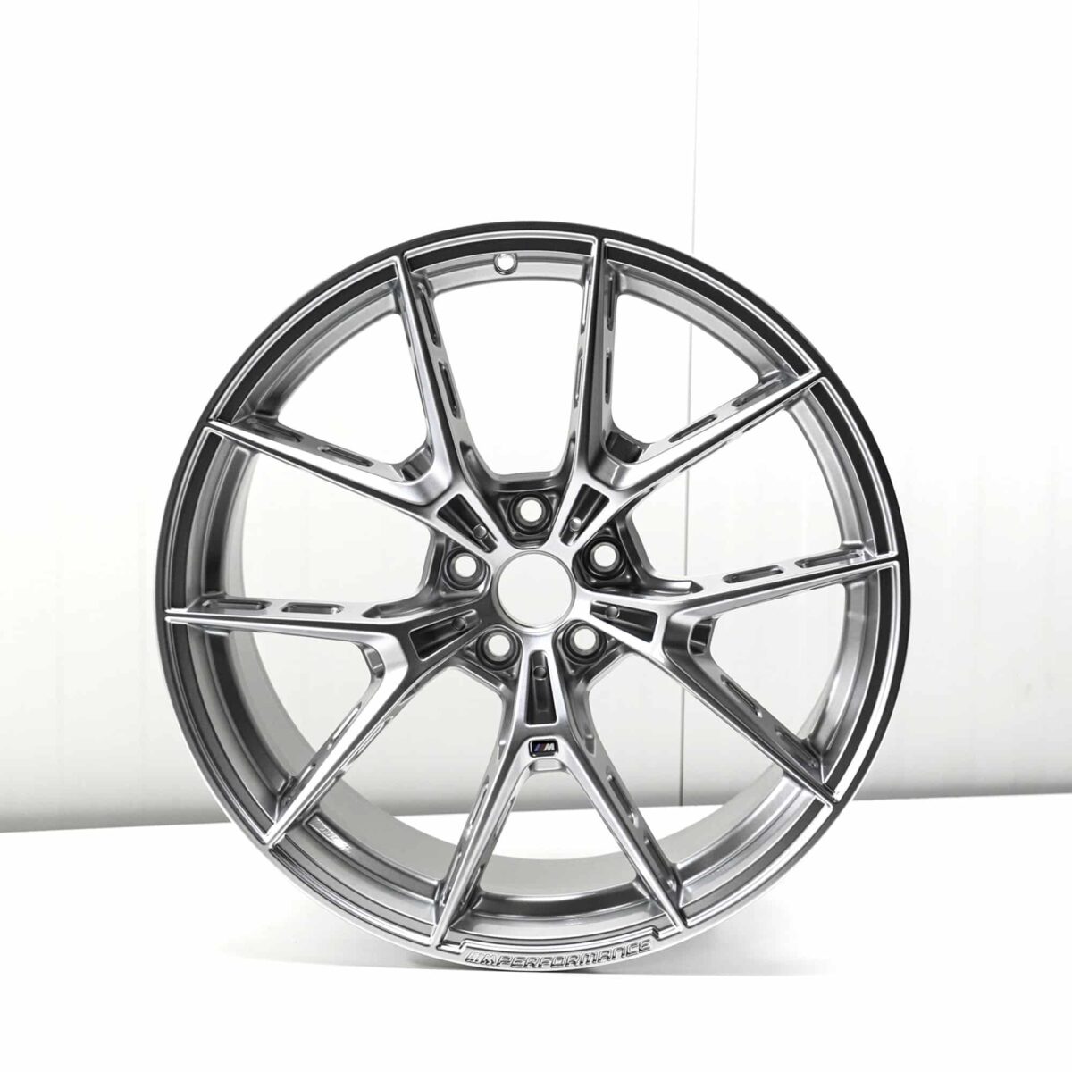 Frontaufnahme der OEM BMW M Performance 1063M Silber 9,5Jx20ET20 - 36108089391 Felge vorne