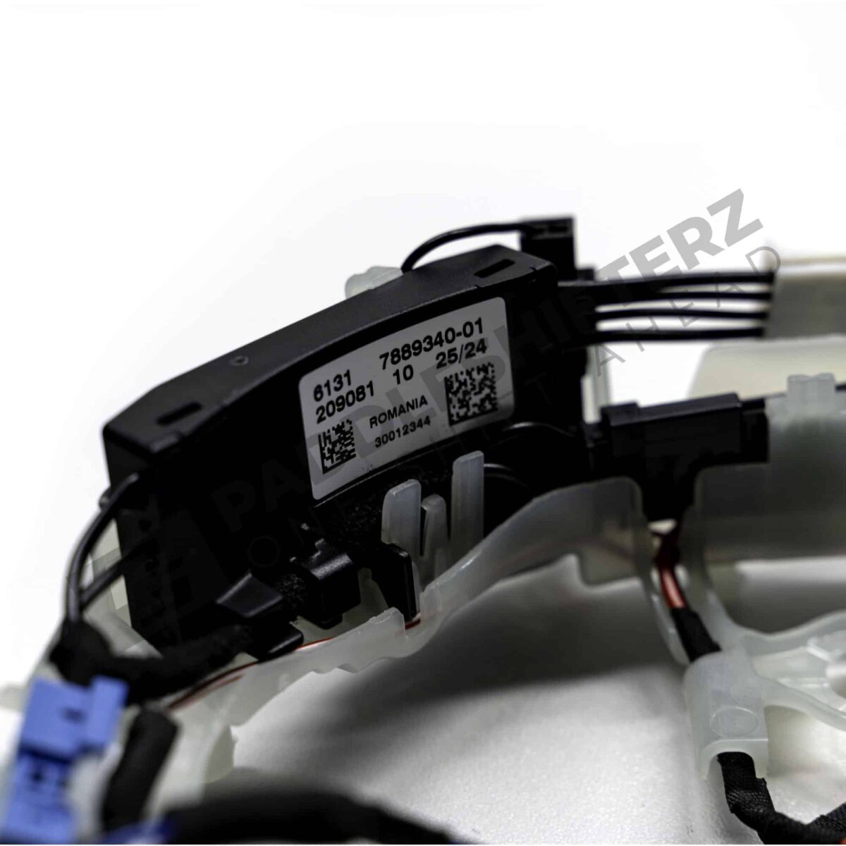 Nahaufnahme des Steuergeräts des OEM BMW M Sport Lenkradkabelbaums - 32305A8A914