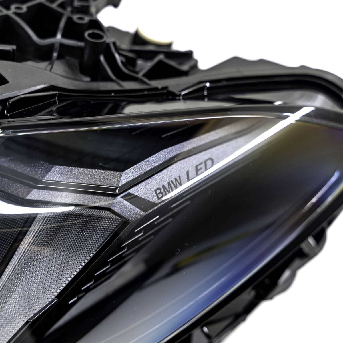 Nahaufnahme des BMW G82 M4 CS LCI Left LED Scheinwerfers von der Seite mit dem Laser Logo 63115B36FA3