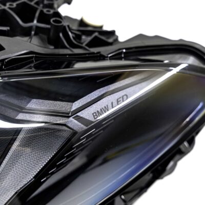 Nahaufnahme des BMW G82 M4 CS LCI Left LED Scheinwerfers von der Seite mit dem Laser Logo 63115B36FA3