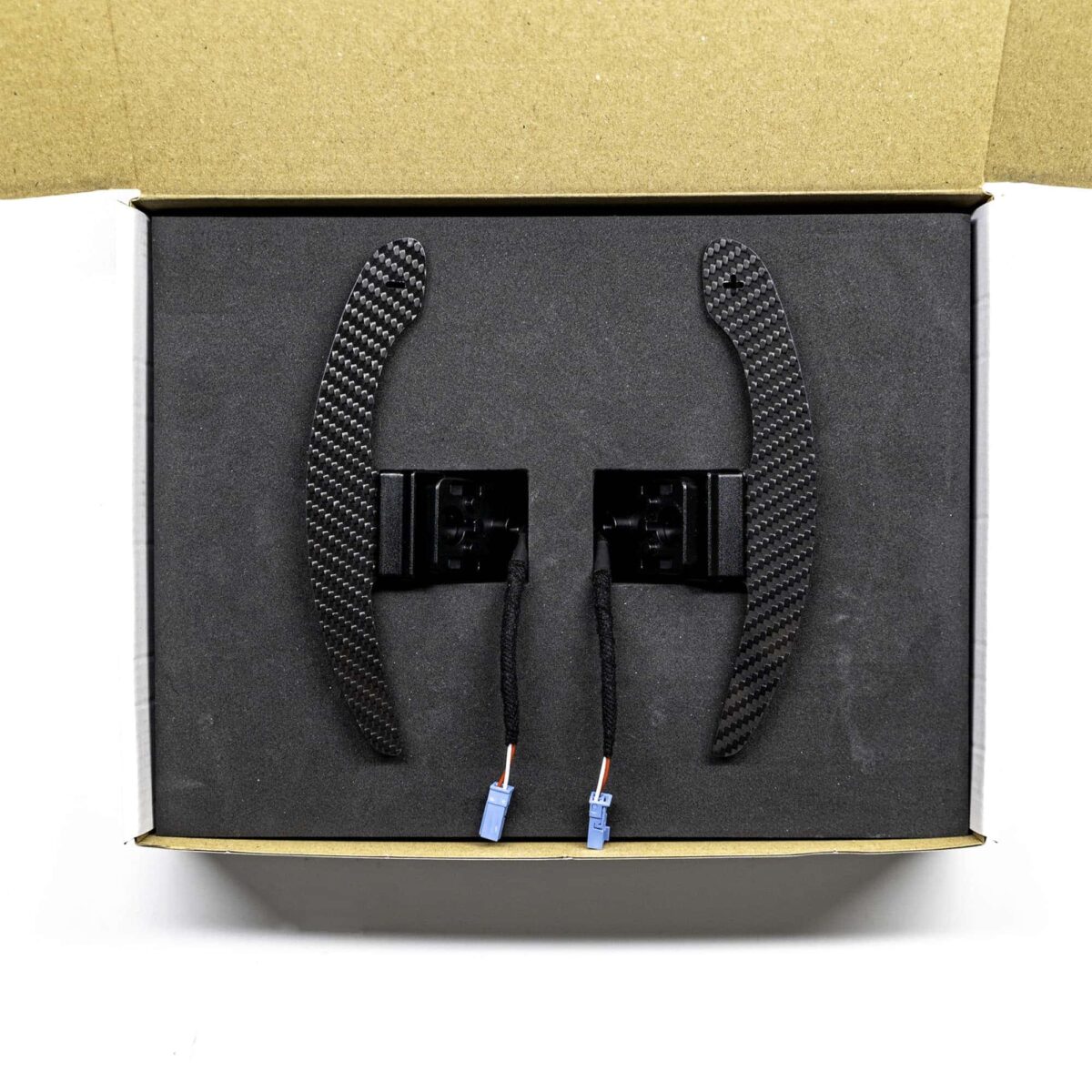 PaddleShifterz Magnetic gloss carbon fiber Schaltwippen für BMW F-Serie fotografiert in einer weißen Box mit schwarzem Schaumstoffeinsatz