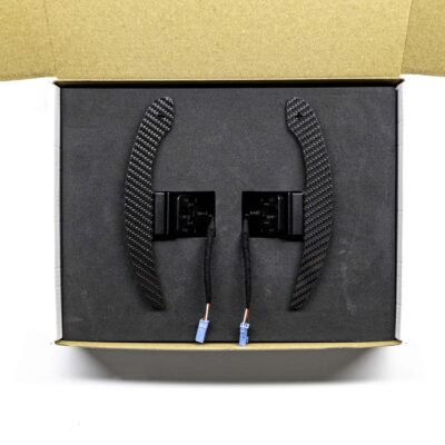 PaddleShifterz Magnetic gloss carbon fiber Schaltwippen für BMW F-Serie fotografiert in einer weißen Box mit schwarzem Schaumstoffeinsatz