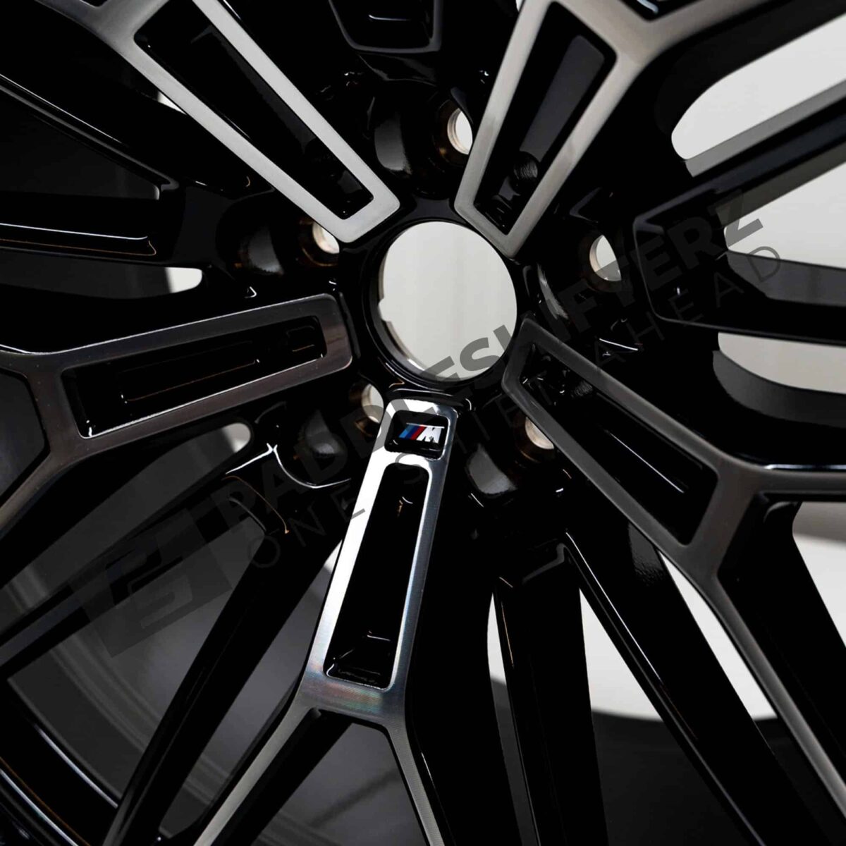Close up of M logo on OEM BMW Aluminium rear rim 930M 10,5JX20 ET:20 - 36117883686