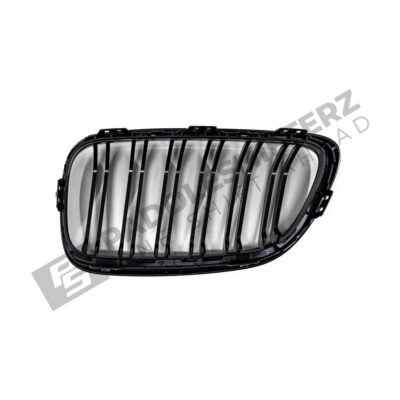 OEM BMW glänzend schwarzer Kühlergrill für F87 M2 51712355447linke Seite fotografiert von oben nach hinten