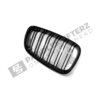 OEM BMW glänzend schwarzer Frontgrill für F87 M2 51712355447linke Seite von der rechten Seite fotografiert