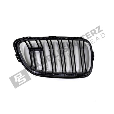 OEM BMW glänzend schwarzer Frontgrill für F87 M2 51712355448 rechte Seite von hinten fotografiert