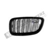 OEM BMW glänzend schwarzer Kühlergrill für F87 M2 51712355448 rechte Seite von vorne von oben fotografiert