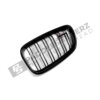 OEM BMW glänzend schwarzer Kühlergrill für F87 M2 51712355448 rechte Seite von vorne fotografiert