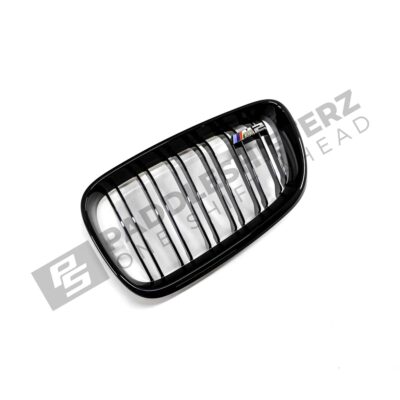 OEM BMW glänzend schwarzer Kühlergrill für F87 M2 51712355448 rechte Seite von vorne fotografiert