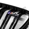 OEM BMW glänzend schwarzer Frontgrill für F87 M2 51712355448 rechte Seite Nahaufnahme des M2-Logos