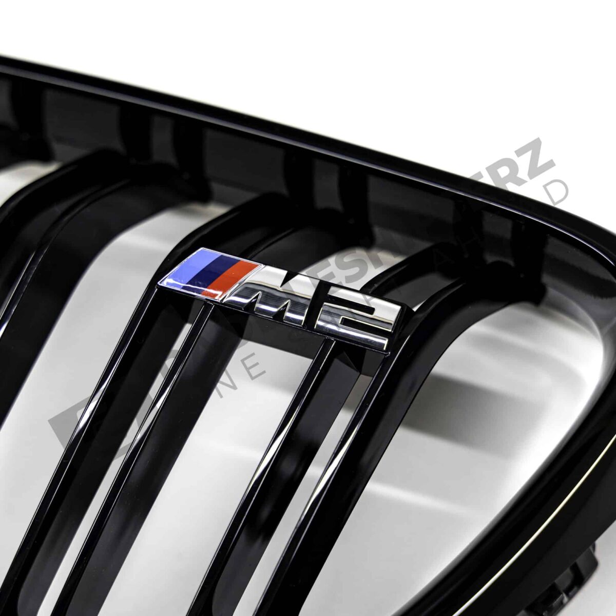 OEM BMW glänzend schwarzer Frontgrill für F87 M2 51712355448 rechte Seite Nahaufnahme des M2-Logos