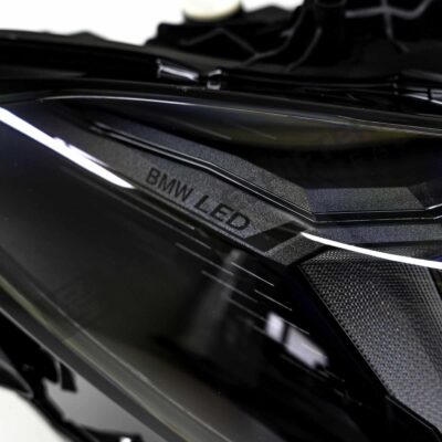 Nahaufnahme der LED des OEM BMW M4 CS LCI LED Scheinwerfers rechts - 63115B36FB6