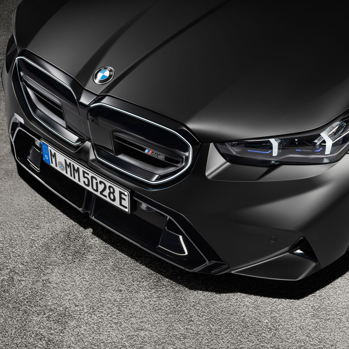 OEM BMW M Front grille, iconic glow G9X M5 - 51135A185A5 installed on a frozen black G90 M5